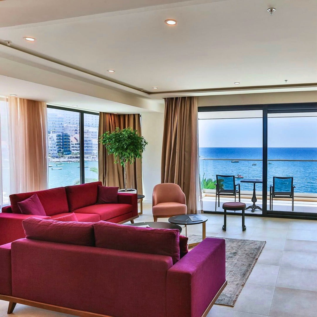 Luxurious 3‑Bedroom Seafront Retreat (137 m²)
