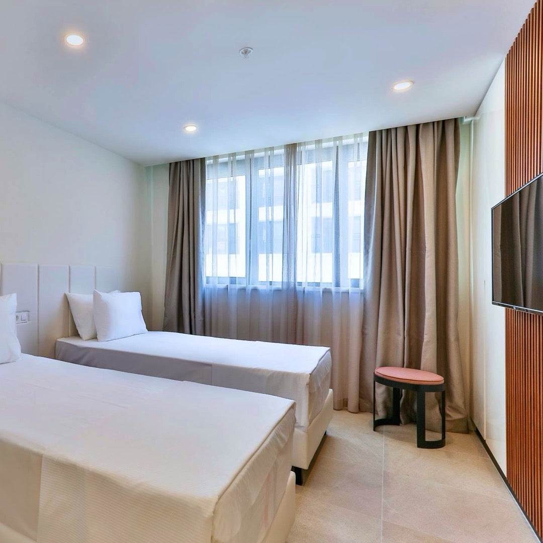 Luxurious 3‑Bedroom Seafront Retreat (137 m²)