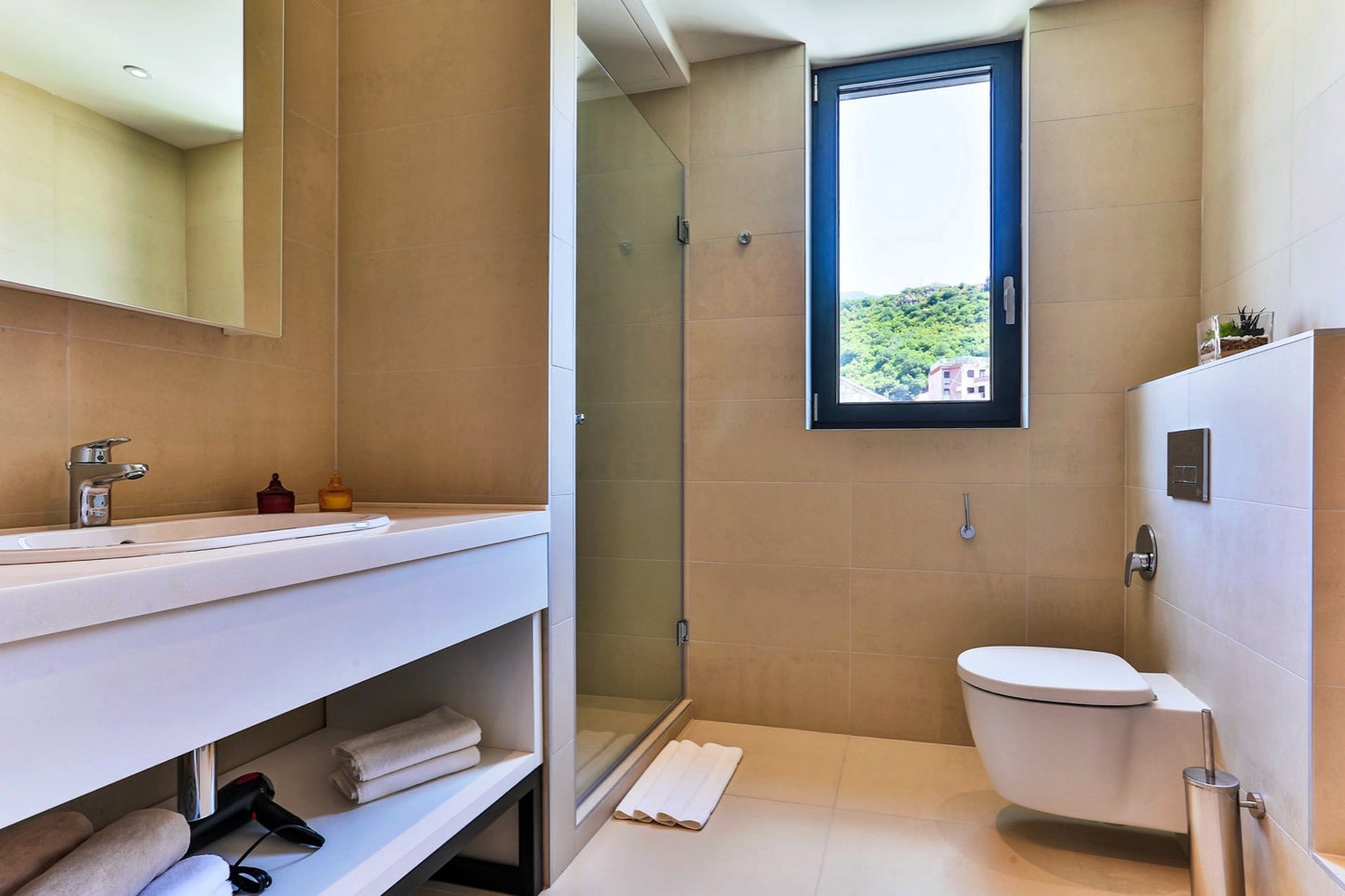 Luxurious 3‑Bedroom Seafront Retreat (137 m²)