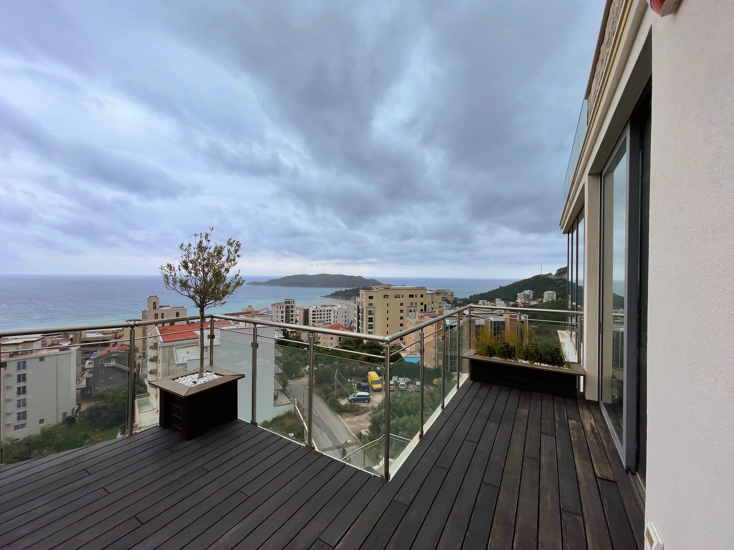 Luxury 2-Bedroom Penthouse with Sea View, Jacuzzi & Pool – 8th Floor, Bečići