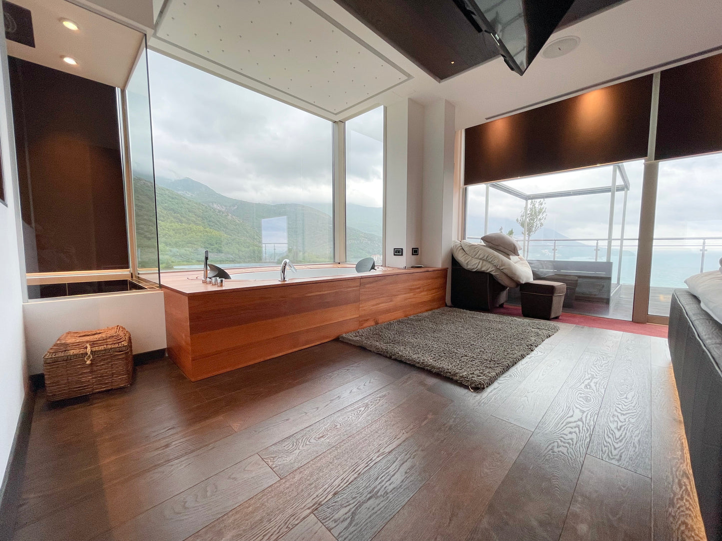 Luxury 2-Bedroom Penthouse with Sea View, Jacuzzi & Pool – 8th Floor, Bečići
