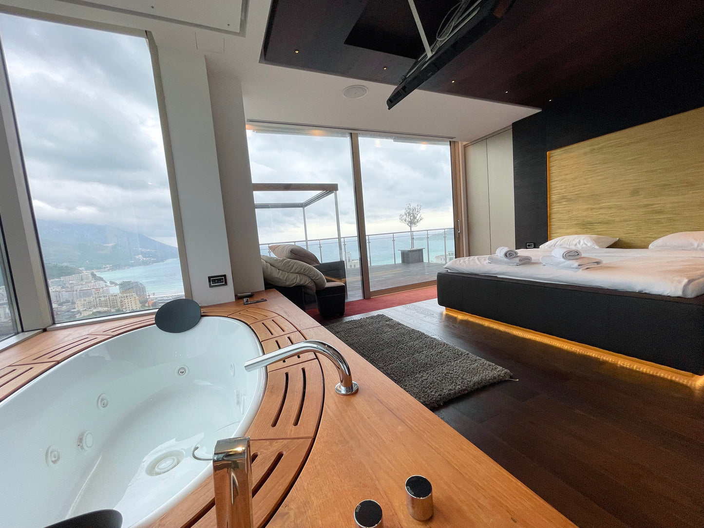 Luxury 2-Bedroom Penthouse with Sea View, Jacuzzi & Pool – 8th Floor, Bečići