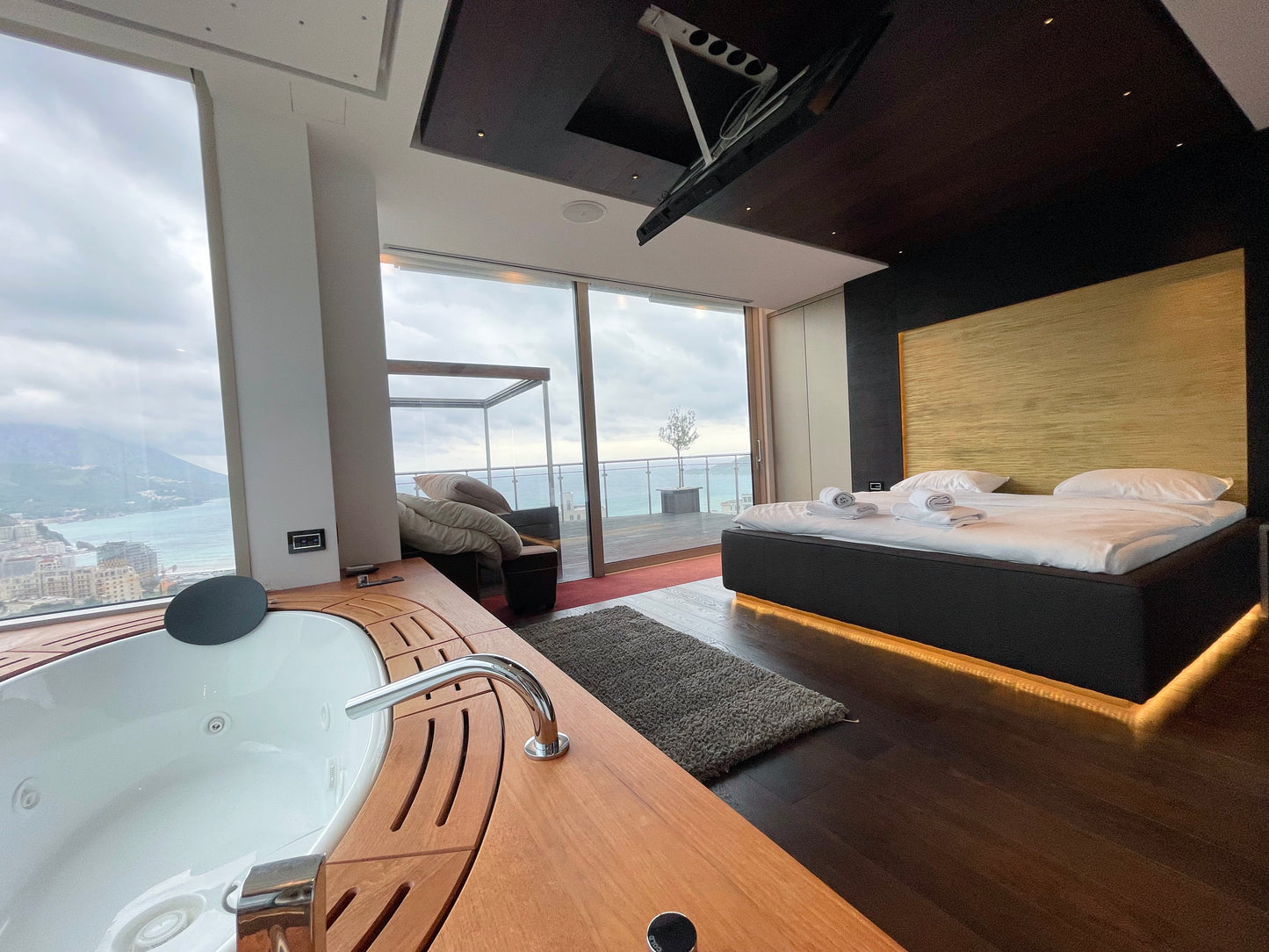 Luxury 2-Bedroom Penthouse with Sea View, Jacuzzi & Pool – 8th Floor, Bečići