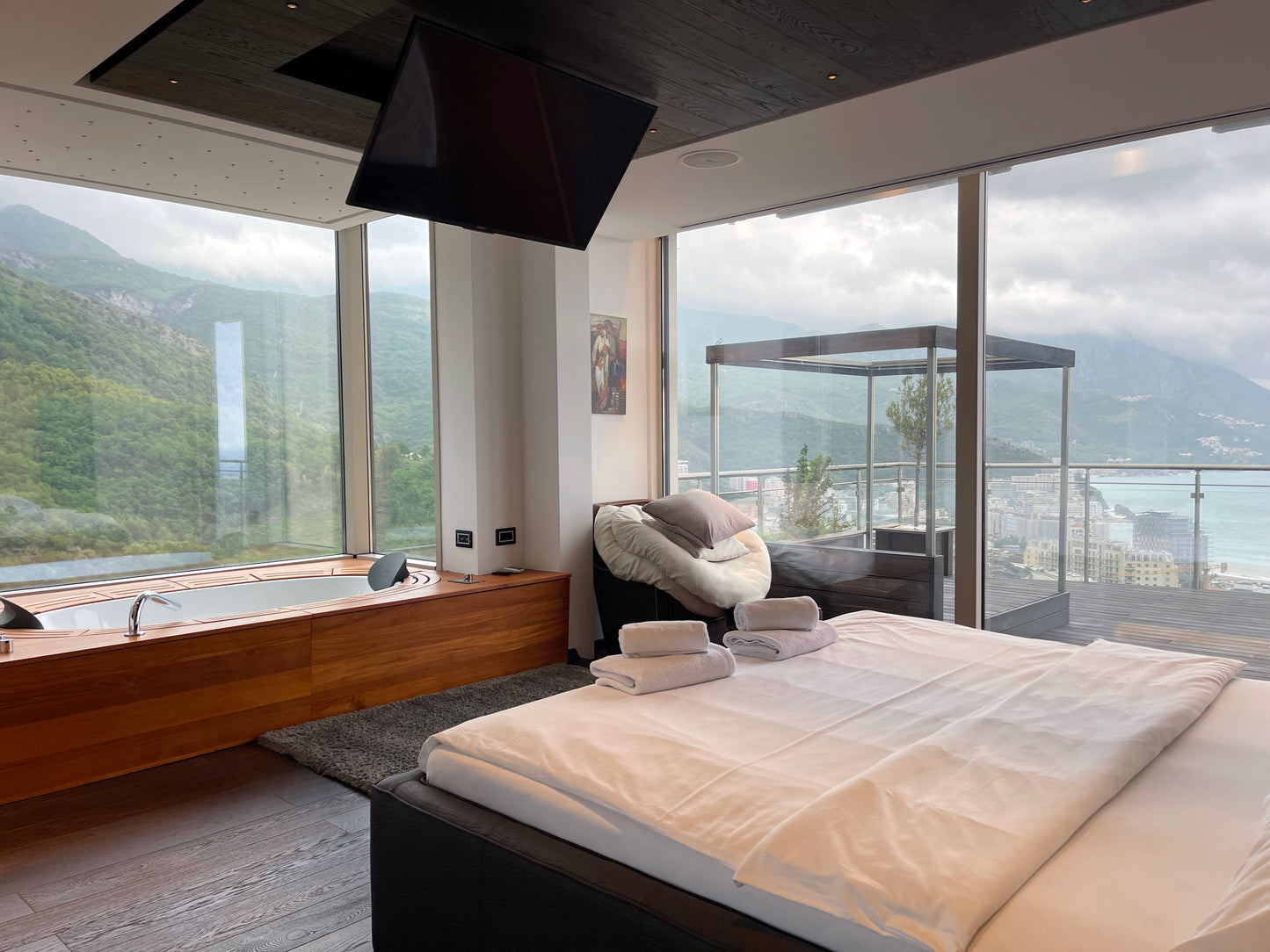 Luxury 2-Bedroom Penthouse with Sea View, Jacuzzi & Pool – 8th Floor, Bečići