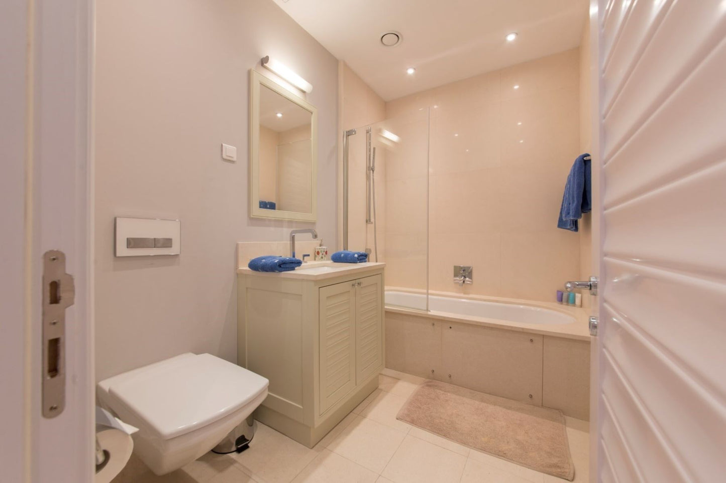 Stylish 2-Bedroom Apartment with Terrace & Partial Sea View – Porto Montenegro