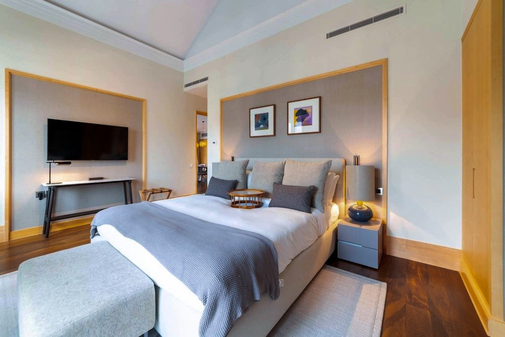 Luxury 3BR Penthouse with Sauna and Terraces — Aqua, Porto Montenegro
