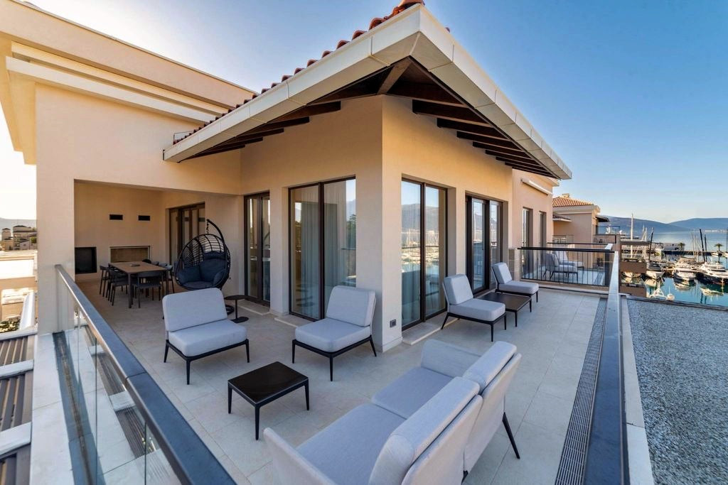 Luxury 3BR Penthouse with Sauna and Terraces — Aqua, Porto Montenegro