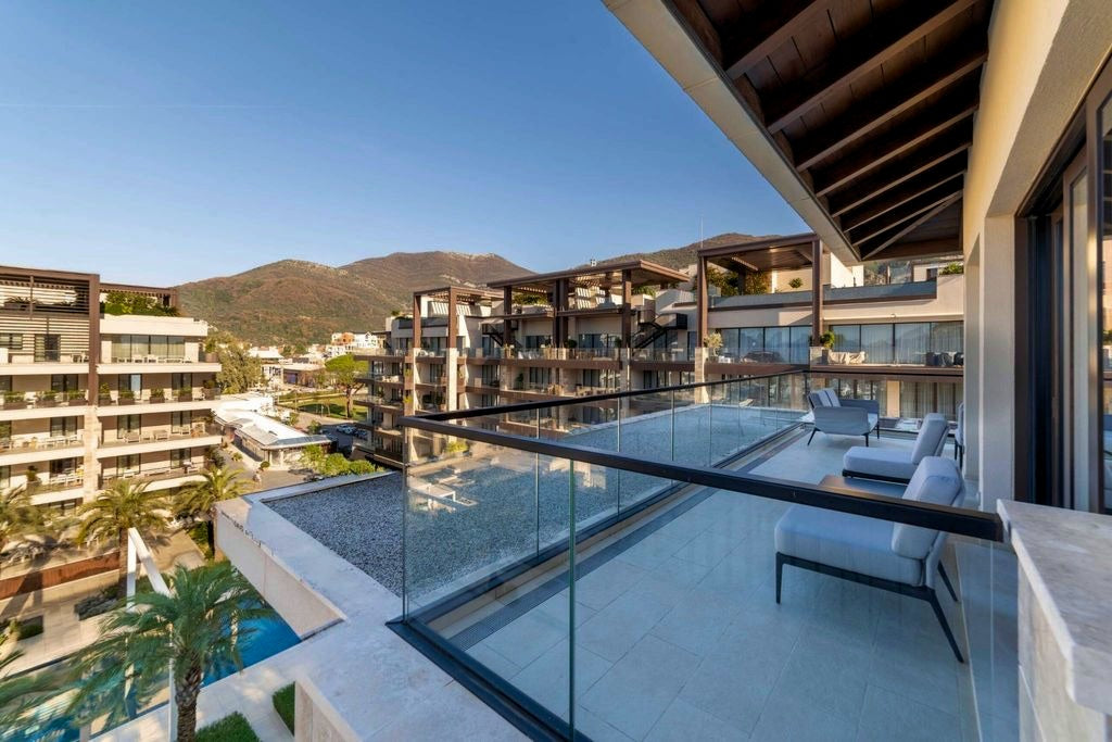 Luxury 3BR Penthouse with Sauna and Terraces — Aqua, Porto Montenegro