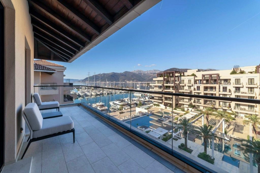 Luxury 3BR Penthouse with Sauna and Terraces — Aqua, Porto Montenegro