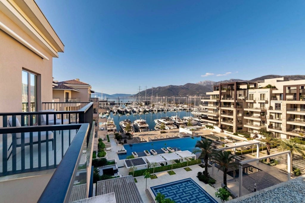 Luxury 3BR Penthouse with Sauna and Terraces — Aqua, Porto Montenegro
