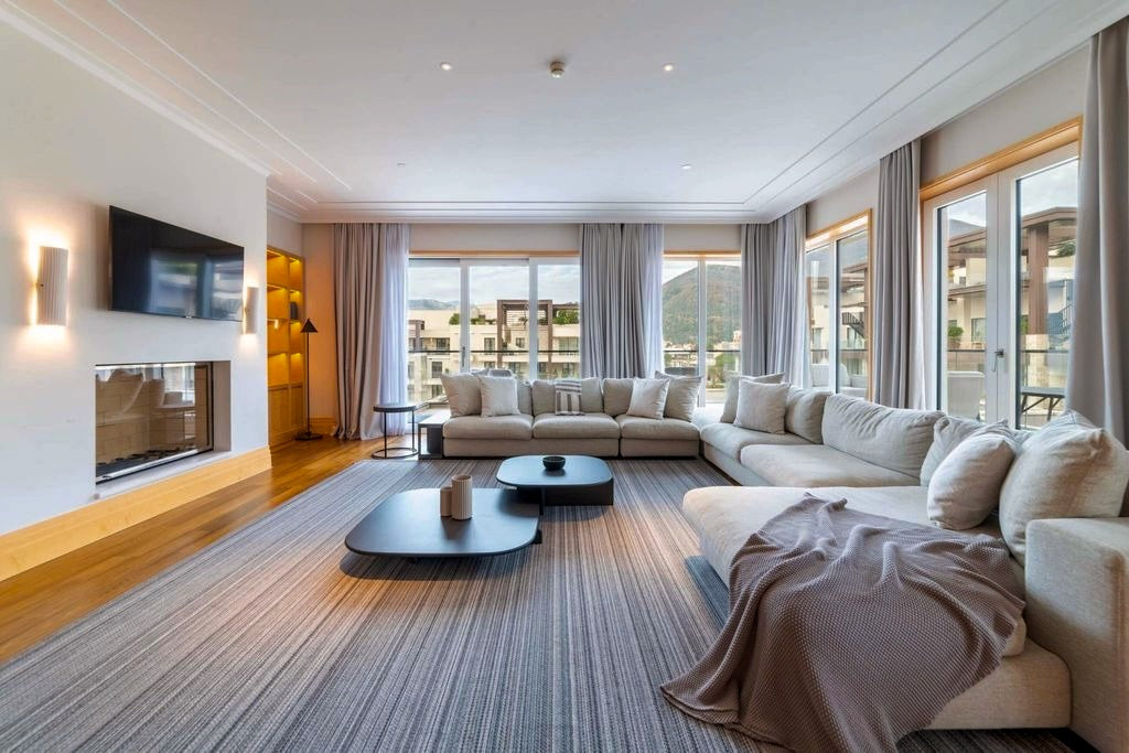Luxury 3BR Penthouse with Sauna and Terraces — Aqua, Porto Montenegro