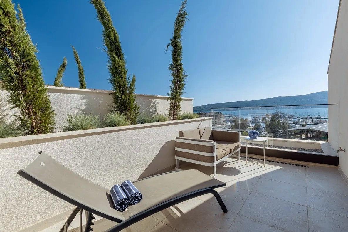 Modern 2BR Duplex Penthouse with Panoramic Sea View — Thea, Boka Place
