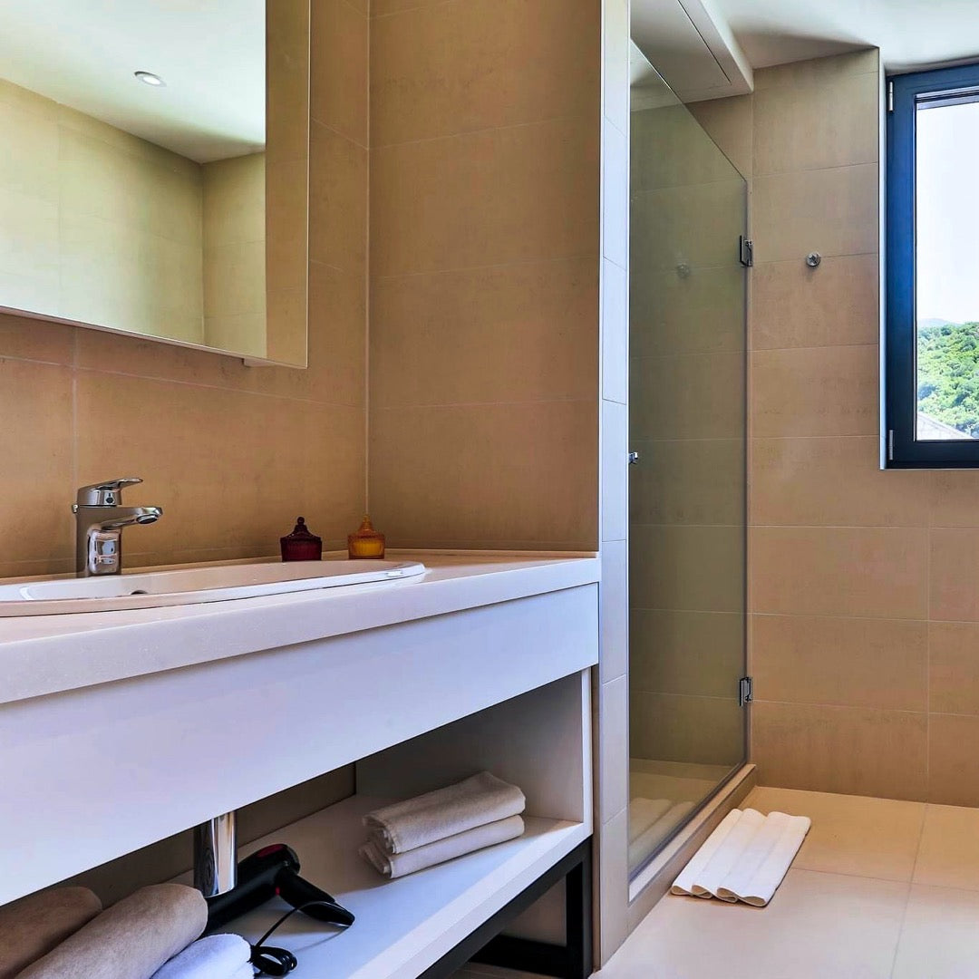 Luxurious 3‑Bedroom Seafront Retreat (137 m²)