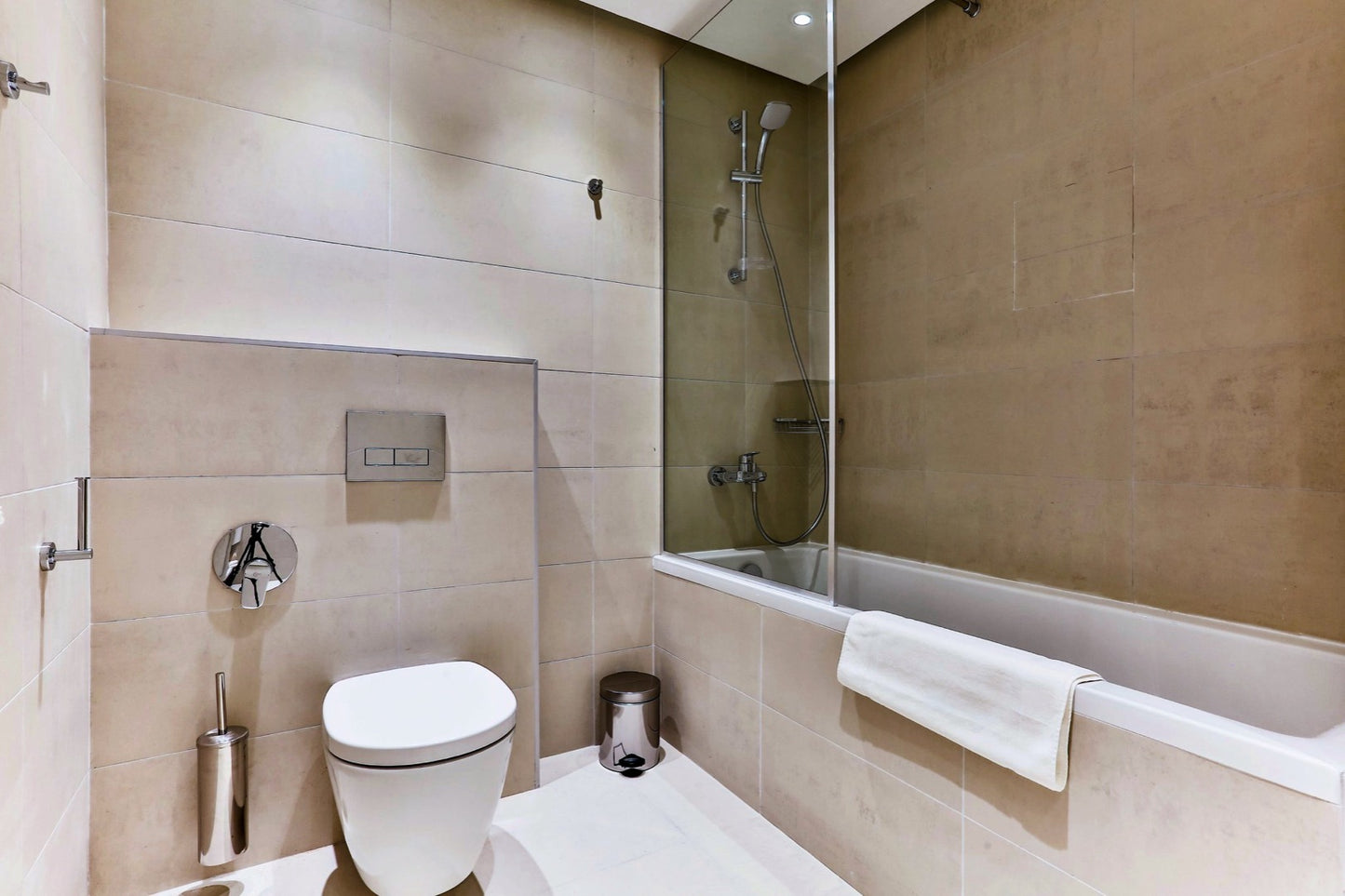 Luxurious 3‑Bedroom Seafront Retreat (137 m²)