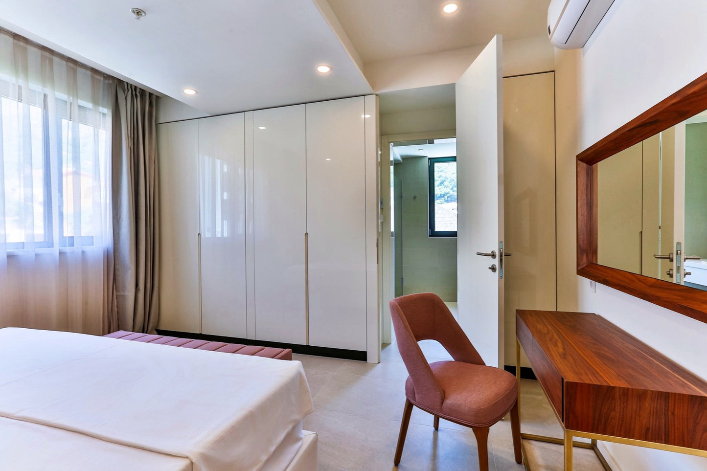 Luxurious 3‑Bedroom Seafront Retreat (137 m²)