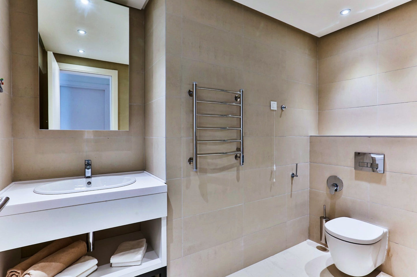 Luxurious 3‑Bedroom Seafront Retreat (137 m²)