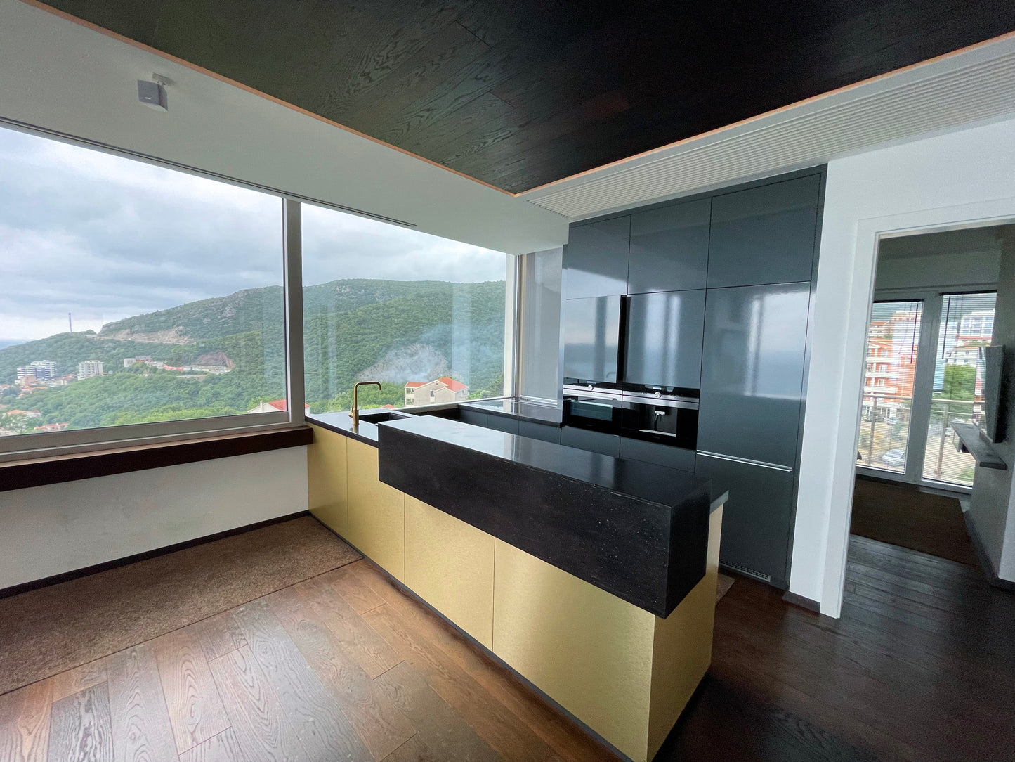 Luxury 2-Bedroom Penthouse with Sea View, Jacuzzi & Pool – 8th Floor, Bečići