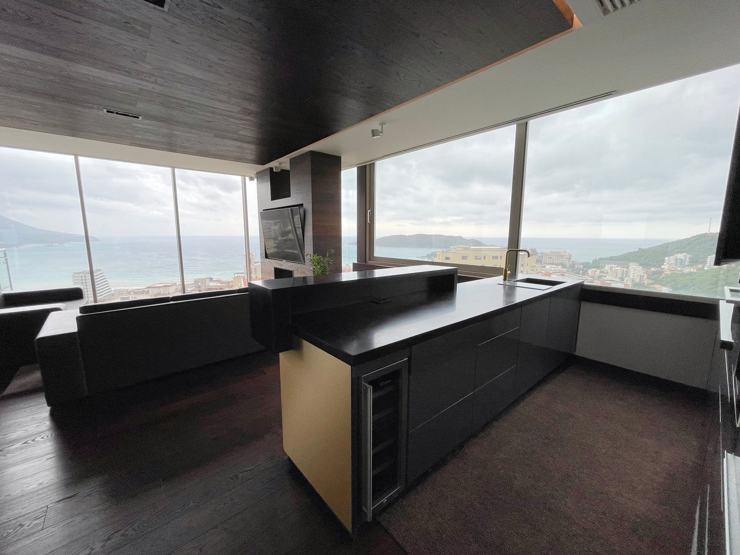 Luxury 2-Bedroom Penthouse with Sea View, Jacuzzi & Pool – 8th Floor, Bečići
