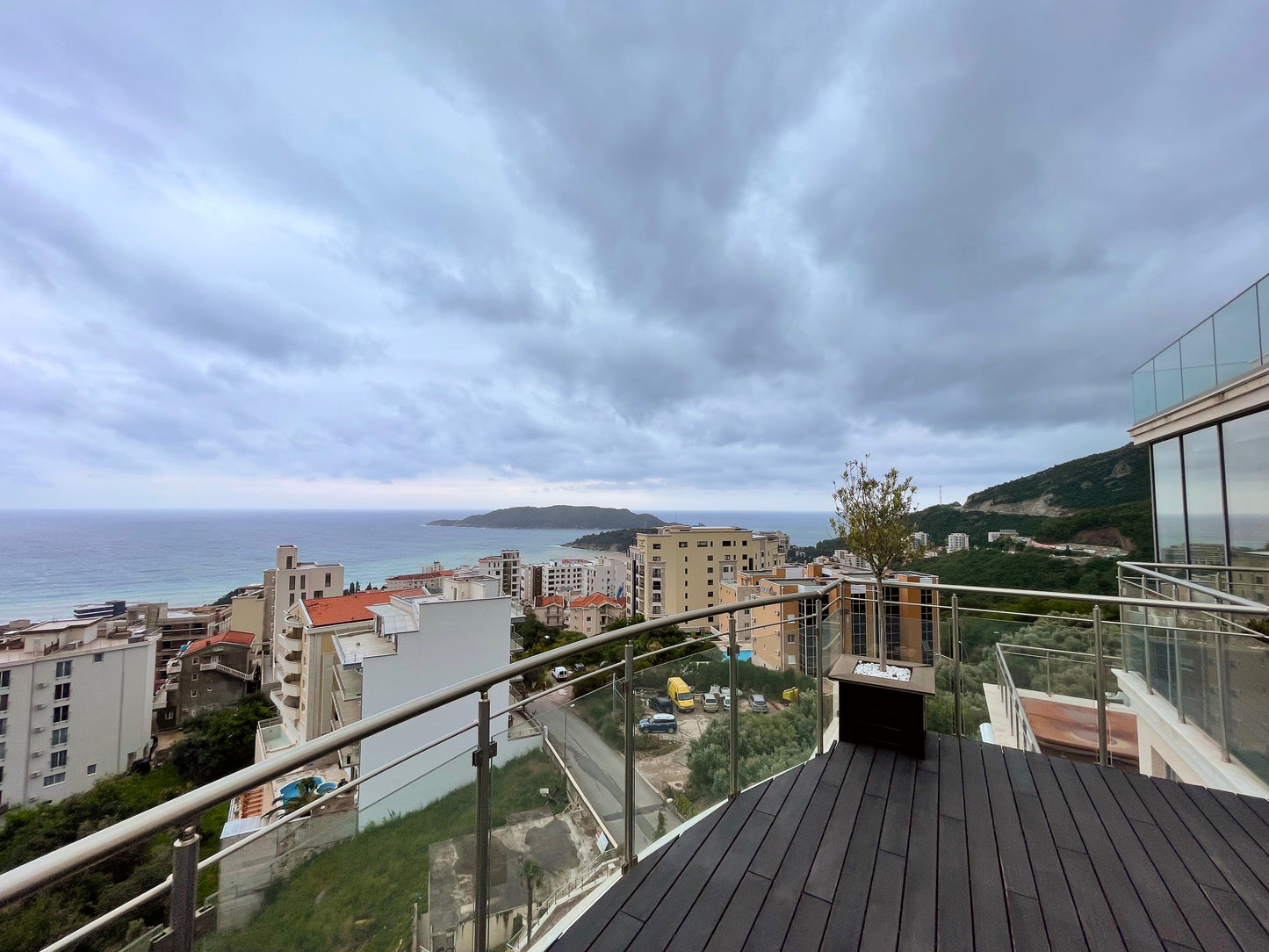 Luxury 2-Bedroom Penthouse with Sea View, Jacuzzi & Pool – 8th Floor, Bečići