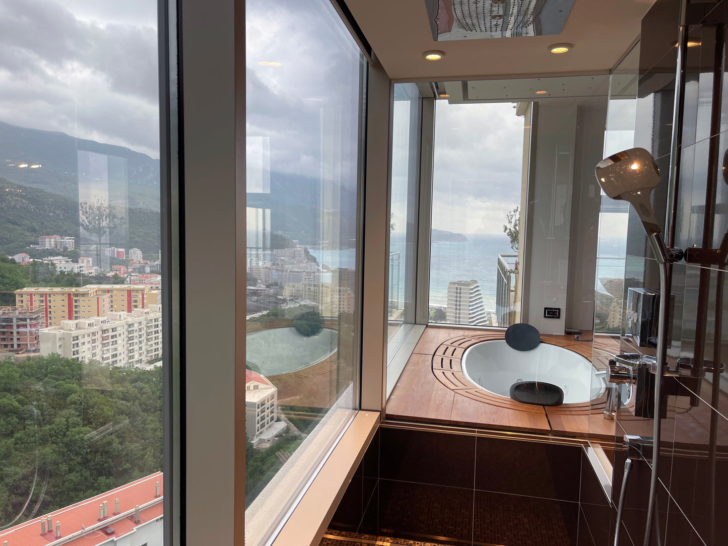 Luxury 2-Bedroom Penthouse with Sea View, Jacuzzi & Pool – 8th Floor, Bečići