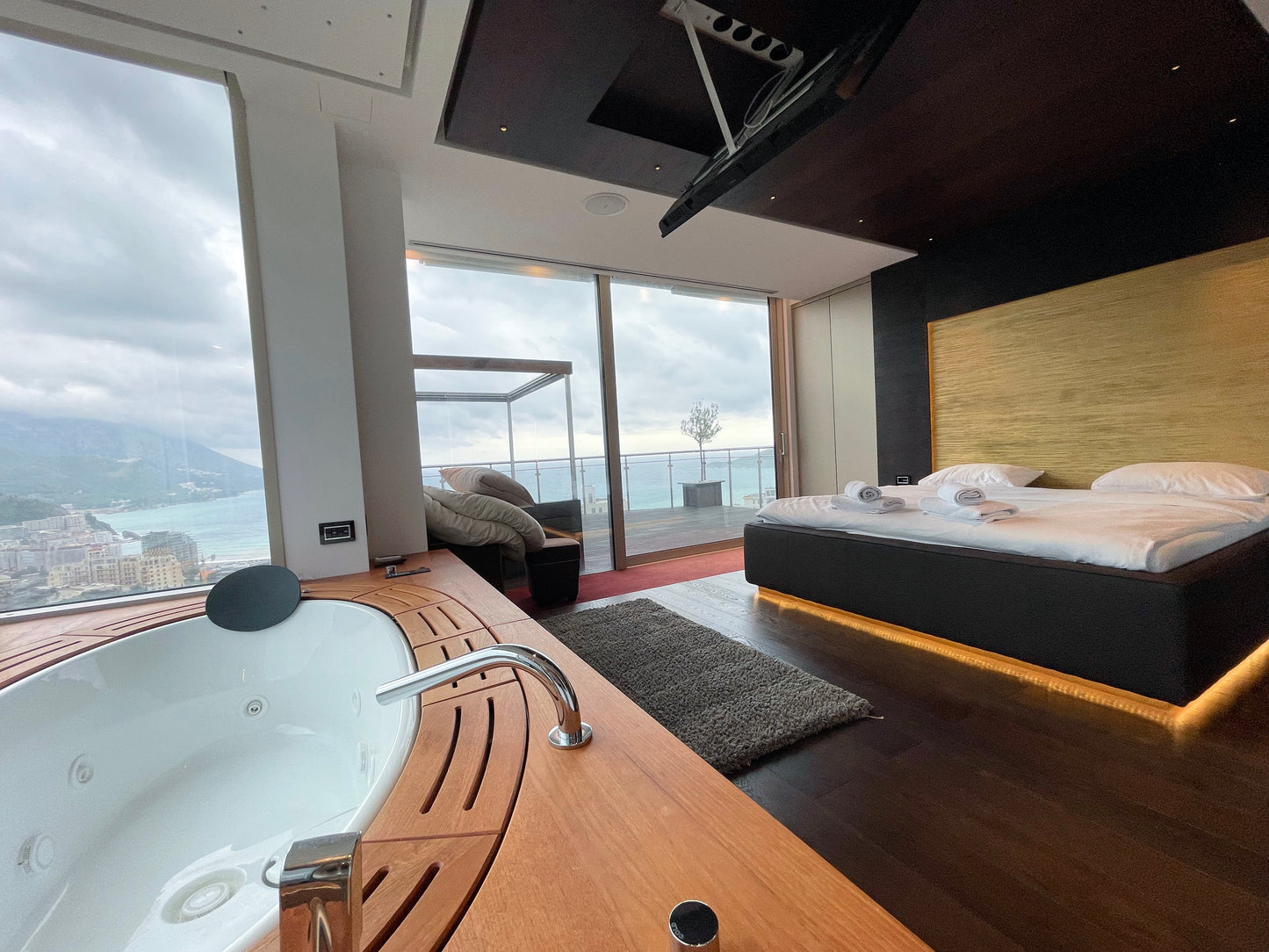 Luxury 2-Bedroom Penthouse with Sea View, Jacuzzi & Pool – 8th Floor, Bečići