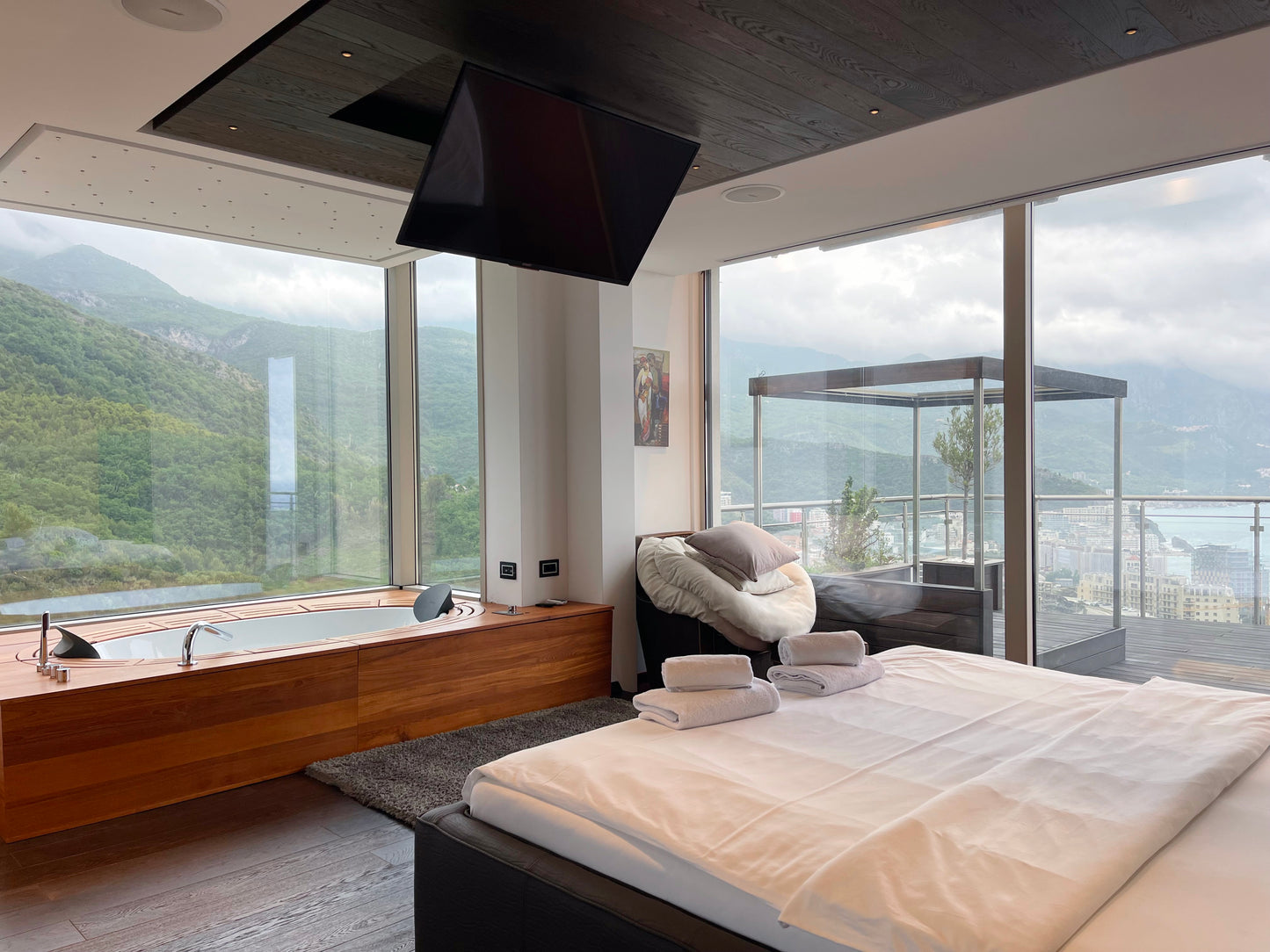 Luxury 2-Bedroom Penthouse with Sea View, Jacuzzi & Pool – 8th Floor, Bečići
